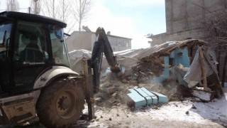 Vanda göçmenlerin kaldığı ‘şok ev yıktırıldı