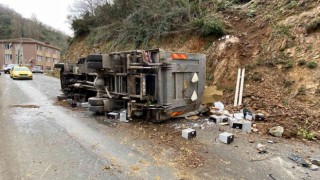Virajı alamayan kamyonet şarampole yuvarlandı: 2 yaralı