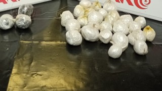 Vücutlarını gizledikleri uyuşturucuyla yakalandılar