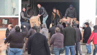 Yangının çıktığı depodaki malzemeleri çıkartmak için zamanla yarıştılar