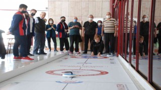 Yaşlılar ve gençlerin renkli curling müsabakası