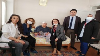 Yaşlıları evlerinde ziyaret ederek günlerini kutladılar