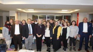 Yazar Menekay üniversiteli öğrencilerle buluştu