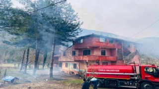 Yenicede çatı yangını büyümeden söndürüldü