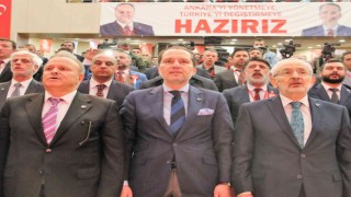 Fatih Erbakan, partisinin il başkanlığı toplantısında partililerle buluştu
