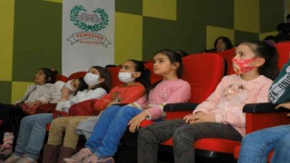 Yenişehir Belediyesinin çocuklara sinema şenliği sürüyor
