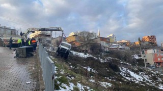 Yokuş aşağıya inen servis minibüsü yoldan çıkarak takla attı: 1 yaralı