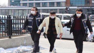 Yolda yürüyen 2 kişiyi bıçaklayarak yaralayan şahıs tutuklandı