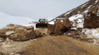 Yüksekovada düşen kaya parçaları yolu kapattı