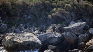 Yunanlıların ölüme ittiği göçmenlerin botu karaya sürüklendi