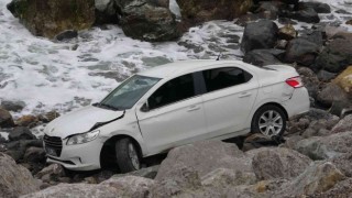Zonguldakta otomobil sahil kenarına uçtu: 1 yaralı