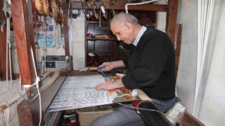 100 yıllık tezgahta dokuduğu kilimleri yurt dışına ihraç ediyor