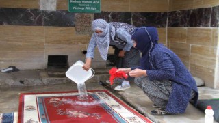 110 yıllık çeşmede bayram öncesi halılar yıkanmaya başlandı