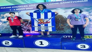 14 yaşındaki genç yüzücü Türkiye şampiyonluğuna kulaç attı