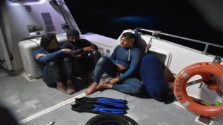 15 mili yüzerek geçmeye çalışan 3 göçmen deniz ortasında yakalandı