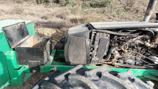 2 adet akü ve elektrik direğini parçalayarak çalan 4 kişi yakalandı