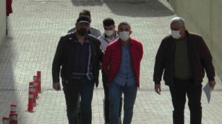 2 kişiyi bıçakla yaralayarak gasp eden 3 şahıs yakalandı