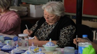 20 yıl önce Kapadokyada gördüğü çini sanatını yaşatmaya çalışıyor