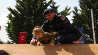 23 Nisan çocukları komando parkurunda ter döktü