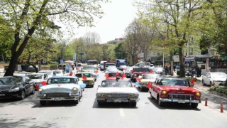 23 Nisan coşkusu klasik otomobillerle Kadıköy sokaklarına taştı