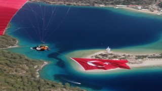 23 Nisanda 1200 metre yükseklikte Türk bayrağı açtılar