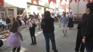 23 Nisanda yüzlerce çocuk eski oyunlarla eğlendi