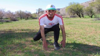 59 yaşında günde 20 kilometre koşarak ultra maratona hazırlanıyor
