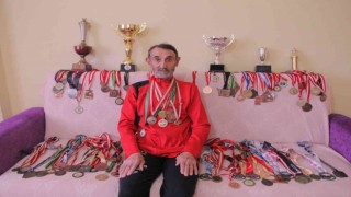 77 yaşındaki Murat Altunun spor azmi, bir oda dolusu madalyası var