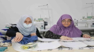 80ine merdiven dayayan Şaheste Teyze dikiş nakış öğreniyor
