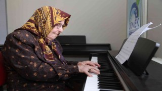 86 yaşında piyano kursuna başladı