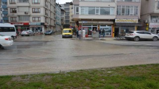 Açık unutulan şebeke borusu caddeyi göle çevirdi