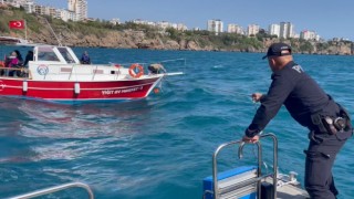 Açıldıkları tekne ile falezlere çarpmak üzere olan 9 kişinin imdadına deniz polisi yetişti