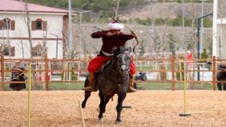 Açılışa gün sayan Hamidiye Kültür Bahçesinde atlı okçuluk gösterisi ilgi gördü
