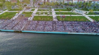 Adım atılacak yer kalmadı: Deniz manzaralı 10 bin kişilik iftar