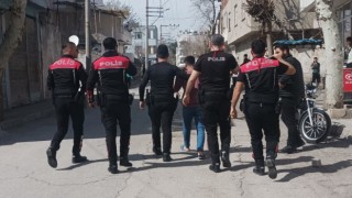 Ağabey annesine zarar vermek isteyen kardeşini silahla kovaladı
