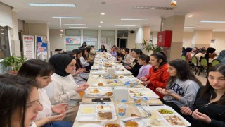Ahmetli Kaymakamı Kurt, üniversite öğrencileriyle iftar açtı
