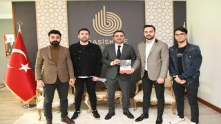 AK Partili başkan, CHPli gençleri misafir etti