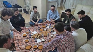 AK Partili Baybatur öğrenci evine misafir oldu, iftar yaptı