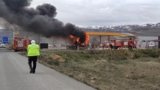 Akaryakıt istasyonunda kamyon alev alev yandı