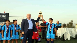 Akdeniz Belediyesi 23 Nisan Futbol Turnuvasında kupalar sahiplerini buldu