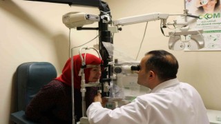 Akıllı mercek sayesinde yıllardır kullandığı gözlükten kurtuldu
