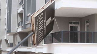 Aksarayda kuvvetli rüzgar toz bulutu oluşturdu, tabelaları devirdi