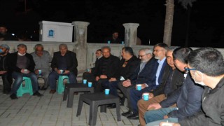 Akşehir Belediyesinin teravih sonrası közde çay ikramı devam ediyor