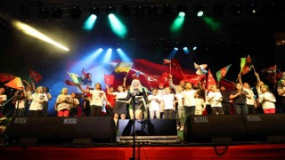 Alanyada 23 Nisan kutlamaları Ece Seçkin konseriyle son buldu
