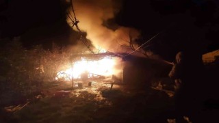 Alev alev yanan baraka itfaiye ve jandarma tarafından söndürüldü