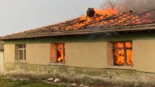 Alev alev yanan ev kullanılamaz hale geldi
