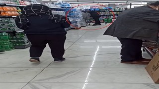 Alışveriş yapan kadını küfür ve tehditle dışarı çıkarttı