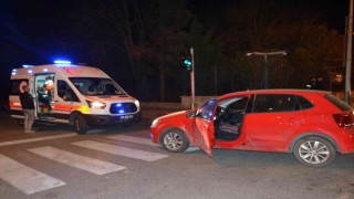 Alkollü sürücüyle çarpışan otomobildeki zabıta yaralandı