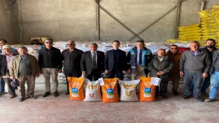 Altıntaşta çiftçilere yüzde 75 hibeli yağlık ayçiçeği, nohut ve kuru fasulye tohumu dağıtıldı