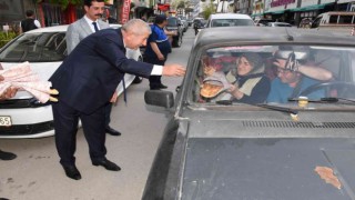 Amasya Belediye Başkanı Sarı, iftar öncesi trafikte Ramazan pidesi dağıttı